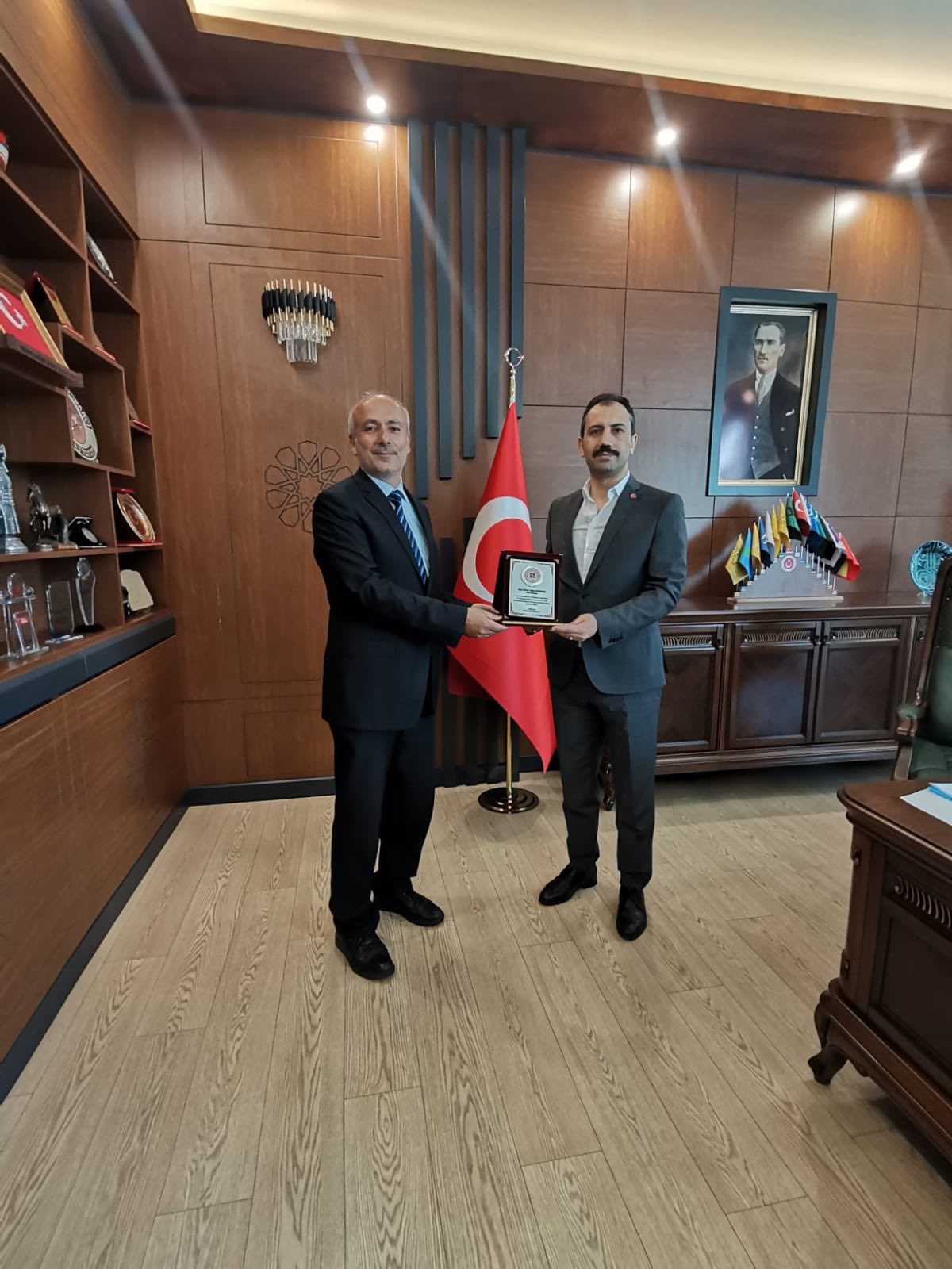 Fırat Üniversitesi Baskil MYO Md. Prof. Dr. Niyazi BULUT, Kaymakam Kundakçı'ya Teşekkür Plaketi Takdim Etti